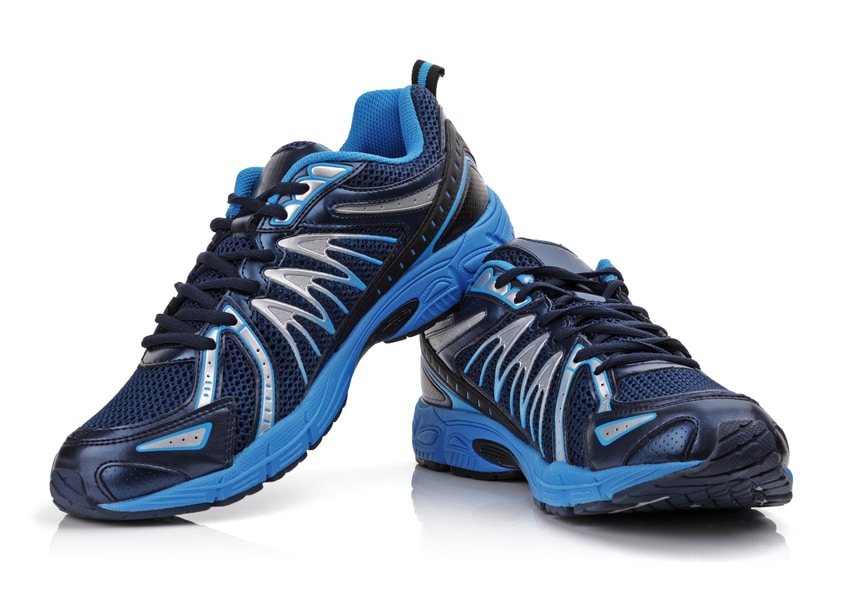 Ein paar schwarz-blaue Turnschuhe